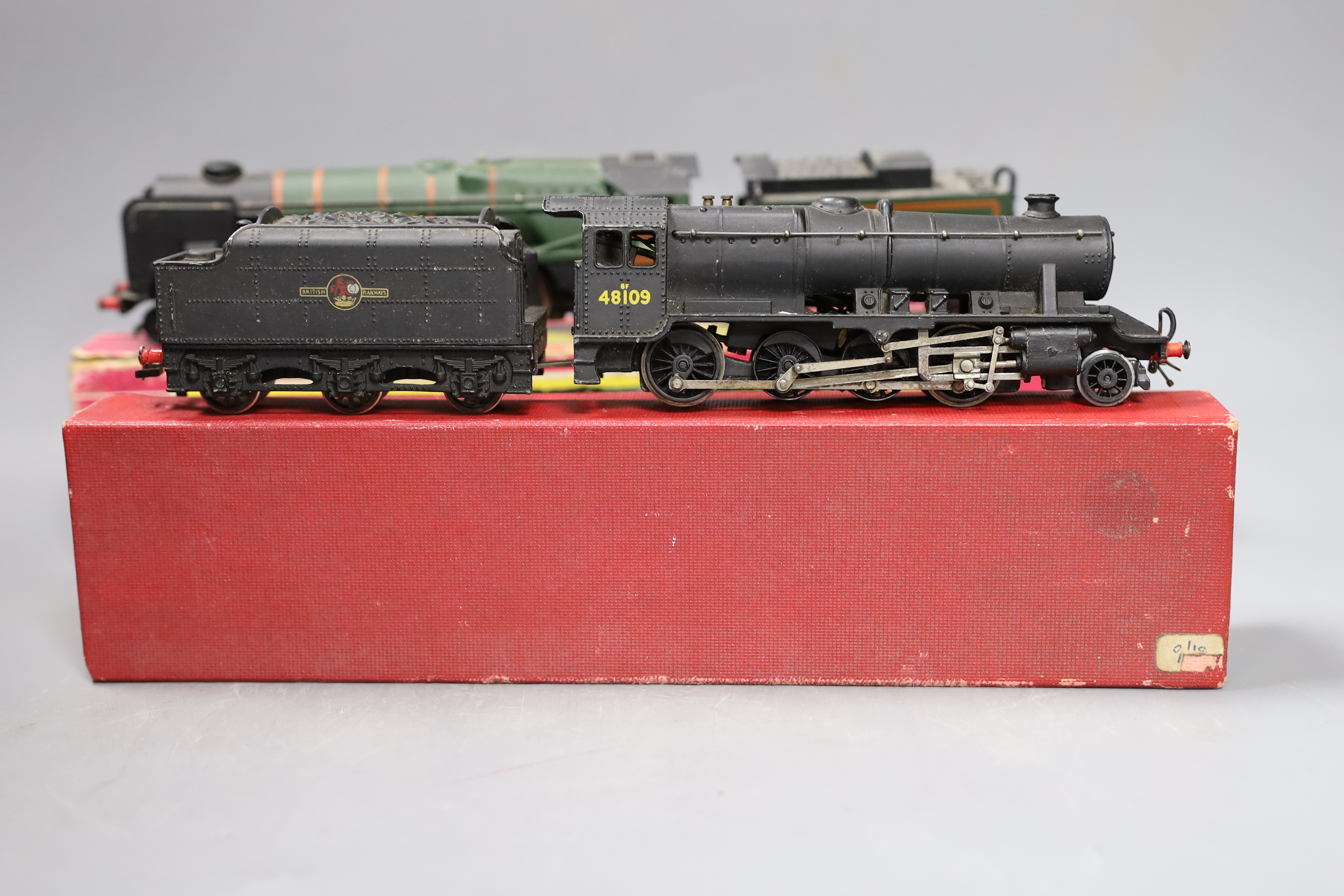 Three boxed Hornby Dublo locomotives and tenders – 2225 2-8-0 freight locomotive and tender, 2235 4-6-2 S.R. West country locomotive Barnstaple and tender and EDLT20 Bristol Castle and tender